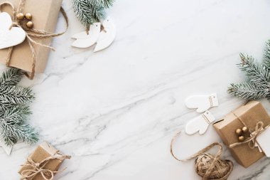 Noel el yapımı hediye kutuları üzerinde beyaz arka plan üstten görünüm mermer. Neşeli Noel tebrik kartı, çerçeve. Kış xmas tatil tema. Yeni Yılınız Kutlu Olsun. Düz yatıyordu