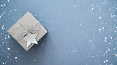 Noel gümüş el yapımı Hediyelik kutu mavi arka plan üstüne görüntüleyin. Neşeli Noel tebrik kartı, çerçeve. Kış xmas tatil tema. Yeni Yılınız Kutlu Olsun. Düz yatıyordu