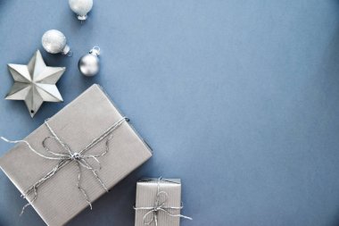 Noel gümüş el yapımı Hediyelik kutu mavi arka plan üstüne görüntüleyin. Neşeli Noel tebrik kartı, çerçeve. Kış xmas tatil tema. Yeni Yılınız Kutlu Olsun. Düz yatıyordu