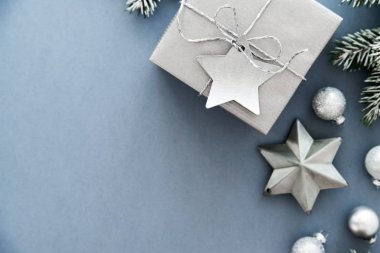 Noel gümüş el yapımı Hediyelik kutu mavi arka plan üstüne görüntüleyin. Neşeli Noel tebrik kartı, çerçeve. Kış xmas tatil tema. Yeni Yılınız Kutlu Olsun. Düz yatıyordu