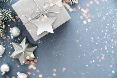 Noel gümüş el yapımı Hediyelik kutu mavi arka plan üstüne görüntüleyin. Neşeli Noel tebrik kartı, çerçeve. Kış xmas tatil tema. Yeni Yılınız Kutlu Olsun. Düz yatıyordu