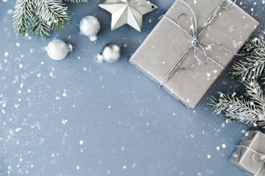 Noel gümüş el yapımı Hediyelik kutu mavi arka plan üstüne görüntüleyin. Neşeli Noel tebrik kartı, çerçeve. Kış xmas tatil tema. Yeni Yılınız Kutlu Olsun. Düz yatıyordu