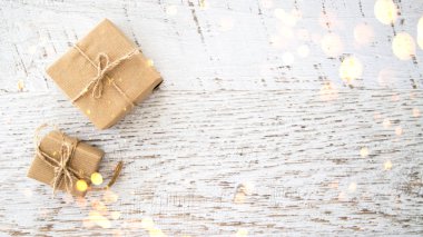 Neşeli Noel ve mutlu tatil tebrik kartı, çerçeve, banner. Yeni yıl. El yapımı hediyeler Noel armağan üstünde eski beyaz tahta arka plan görünüm üst. Kış tatil tema. Düz yatıyordu.