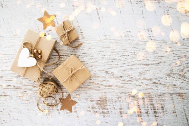 Neşeli Noel ve mutlu tatil tebrik kartı, çerçeve, banner. Yeni yıl. El yapımı hediyeler Noel armağan üstünde eski beyaz tahta arka plan görünüm üst. Kış tatil tema. Düz yatıyordu.