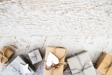 Neşeli Noel ve mutlu tatil tebrik kartı, çerçeve, banner. Yeni yıl. El yapımı hediyeler Noel armağan üstünde eski beyaz tahta arka plan görünüm üst. Kış tatil tema. Düz yatıyordu.