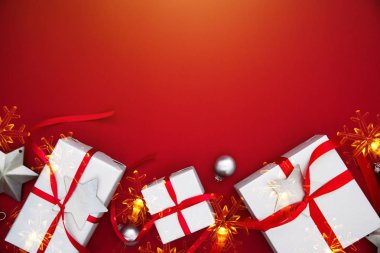 Neşeli Noel ve mutlu tatil tebrik kartı, çerçeve, banner. Yeni yıl. Noel gümüş el yapımı hediye, armağan üstünde kırmızı bir arka plan görünüm üst. Kış tatil tema. Düz yatıyordu.