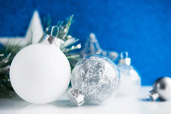 Białe Srebrne Ozdoby Świąteczne Niebieskim Tle — Zdjęcie stockowe