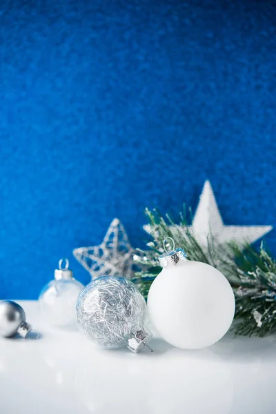 Mavi Zemin Üzerine Beyaz Gümüş Noel Süsleri — Stok fotoğraf