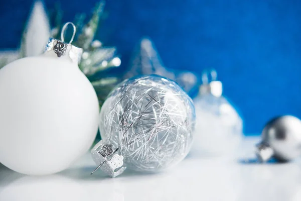 Decoraciones Navidad Blanco Plata Sobre Fondo Azul —  Fotos de Stock