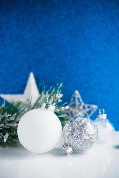 蓝色背景的白色和银色圣诞装饰 — 图库照片
