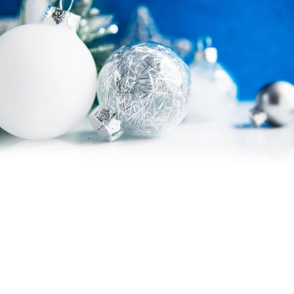 Białe Srebrne Ozdoby Świąteczne Niebieskim Tle — Zdjęcie stockowe