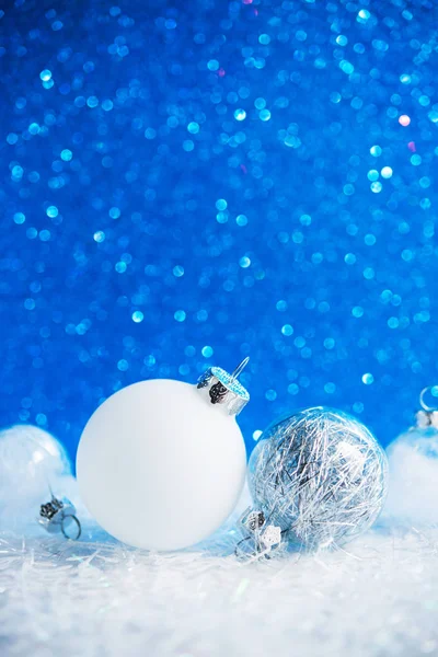 Decorações Natal Branco Prata Fundo Azul — Fotografia de Stock