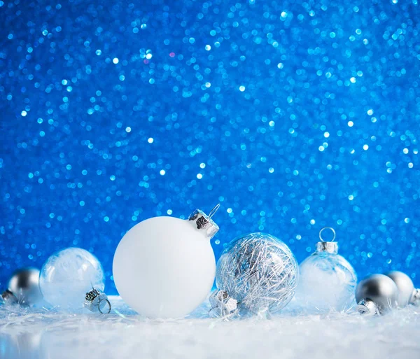 Kék Alapon Fehér Ezüst Karácsonyi Díszek — Stock Fotó