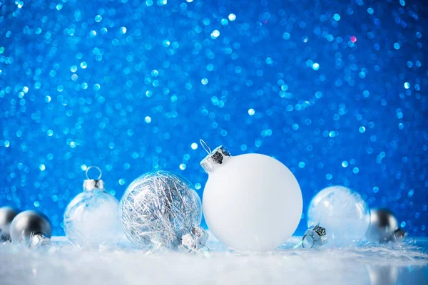 Décorations Noël Blanc Argent Sur Fond Bleu — Photo