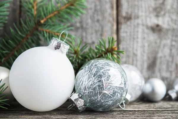 Decoraciones Navideñas Blancas Plateadas Sobre Fondo Gris Antiguo Madera —  Fotos de Stock