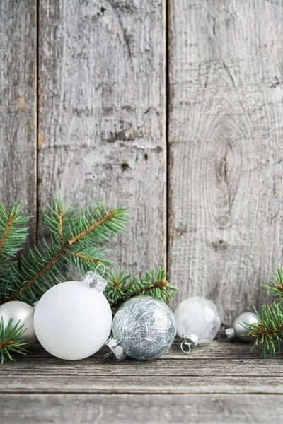 Decoraciones Navideñas Blancas Plateadas Sobre Fondo Gris Antiguo Madera —  Fotos de Stock