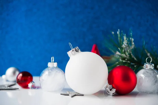 Kék Alapon Fehér Piros Ezüst Karácsonyi Díszek — Stock Fotó