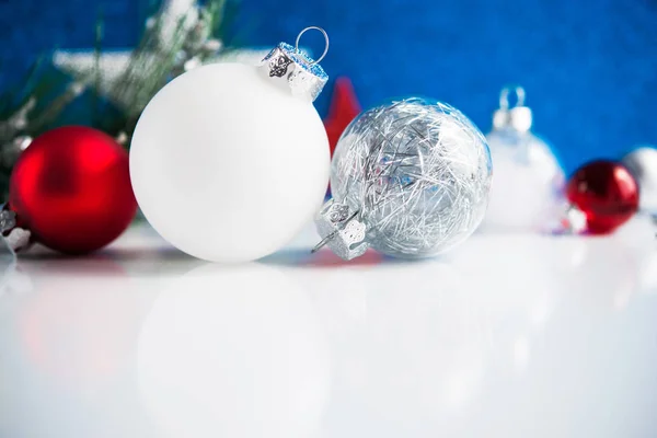 Decoraciones Navideñas Blancas Rojas Plateadas Sobre Fondo Azul —  Fotos de Stock