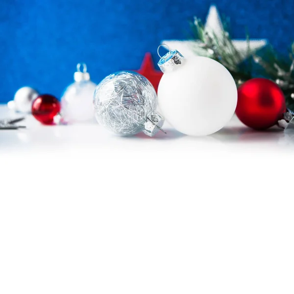 Decoraciones Navideñas Blancas Rojas Plateadas Sobre Fondo Azul —  Fotos de Stock