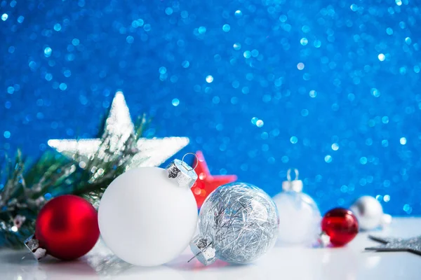 Mavi Zemin Üzerine Beyaz Kırmızı Gümüş Noel Süsleri — Stok fotoğraf