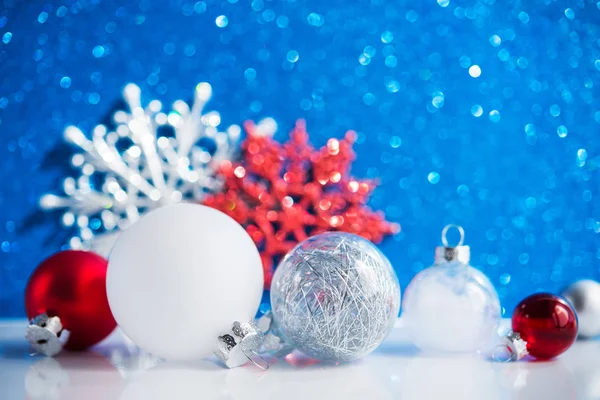 Weiße Rote Und Silberne Weihnachtsdekoration Auf Blauem Hintergrund — Stockfoto