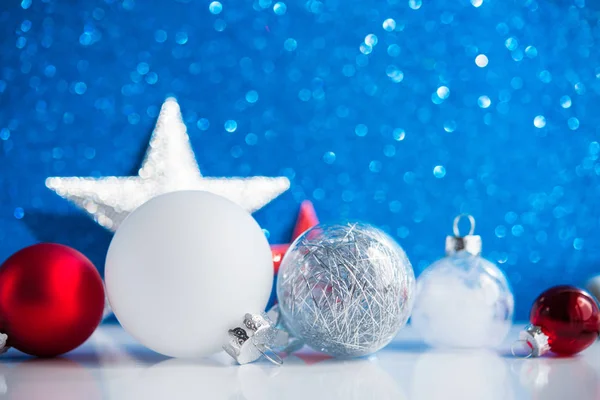 Decorações Natal Branco Vermelho Prata Fundo Azul — Fotografia de Stock