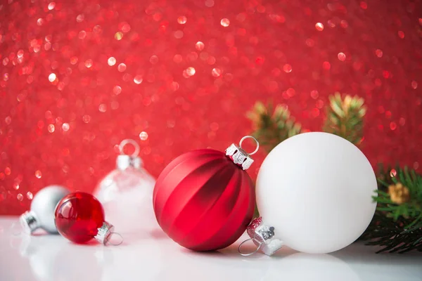 红色和银色圣诞装饰在红色闪闪发光的背景 — 图库照片