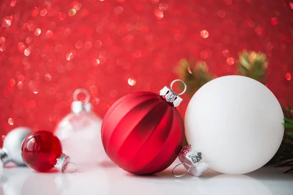 Decoraciones Navideñas Blancas Rojas Plateadas Sobre Fondo Brillo Rojo —  Fotos de Stock