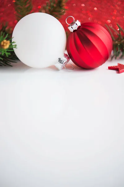Decoraciones Navidad Blancas Rojas Plateadas Sobre Fondo Bokeh Brillo Rojo —  Fotos de Stock