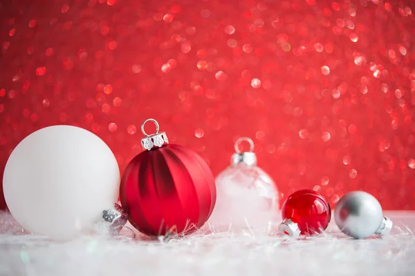 Weiße Rote Und Silberne Weihnachtsdekoration Auf Rotem Glitzerhintergrund — Stockfoto