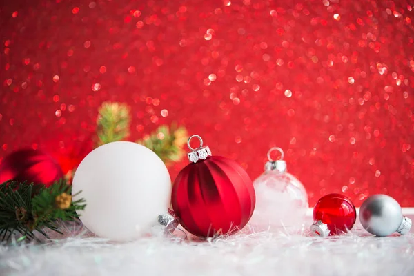 Decoraciones Navideñas Blancas Rojas Plateadas Sobre Fondo Brillo Rojo —  Fotos de Stock