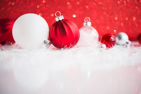 Λευκά Κόκκινα Και Ασημένια Διακοσμήσεις Χριστουγέννων Φόντο Κόκκινο Λάμψη — Φωτογραφία Αρχείου