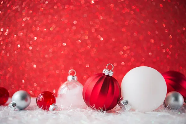 Weiße Rote Und Silberne Weihnachtsdekoration Auf Rotem Glitzerndem Bokeh Hintergrund — Stockfoto