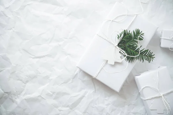 Χριστουγεννιάτικο Λευκό Χειροποίητο Δώρο Κουτιά Λευκό Τσαλακωμένο Φόντο Top View — Φωτογραφία Αρχείου