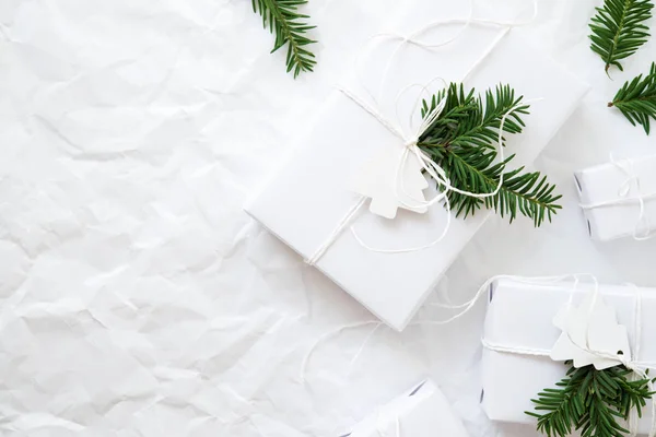 ホワイト クリスマス ホワイト手作りギフト ボックスくしゃくしゃ背景トップ ビューにしました メリー クリスマス グリーティング カード フレーム — ストック写真