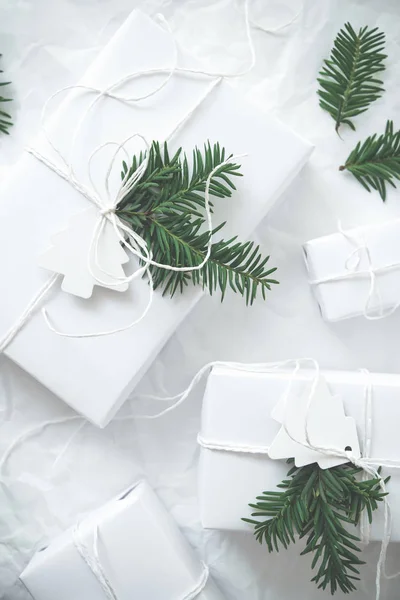 Noël Blanc Boîtes Cadeaux Faites Main Sur Fond Froissé Blanc — Photo
