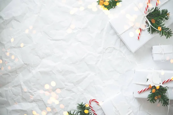 Noël Blanc Boîtes Cadeaux Faites Main Sur Fond Froissé Blanc — Photo