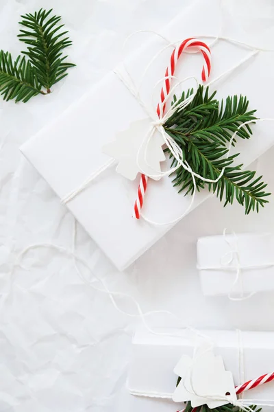 Noël Blanc Boîtes Cadeaux Faites Main Sur Fond Froissé Blanc — Photo