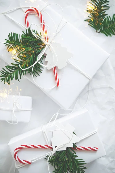 Kerst Witte Handgemaakt Geschenkdozen Wit Verfrommeld Achtergrond Bovenaanzicht Merry Christmas — Stockfoto