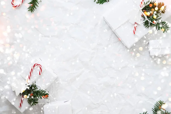 Kerst Witte Handgemaakt Geschenkdozen Wit Verfrommeld Achtergrond Bovenaanzicht Merry Christmas — Stockfoto