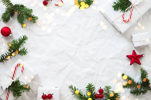 Χριστουγεννιάτικο Λευκό Χειροποίητο Δώρο Κουτιά Λευκό Τσαλακωμένο Φόντο Top View — Φωτογραφία Αρχείου