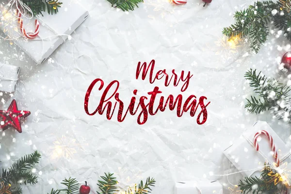 Noel beyaz el yapımı hediye kutuları üzerinde beyaz arka plan üstten görünüm buruşuk. Neşeli Noel tebrik kartı, çerçeve. Kış xmas tatil tema. Yeni Yılınız Kutlu Olsun. Düz yatıyordu