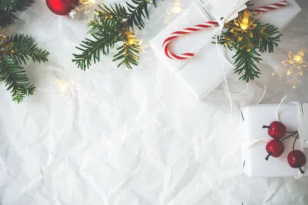 Noël Blanc Boîtes Cadeaux Faites Main Sur Fond Froissé Blanc — Photo