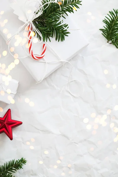 Kerst Witte Handgemaakt Geschenkdozen Wit Verfrommeld Achtergrond Bovenaanzicht Merry Christmas — Stockfoto