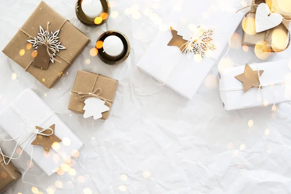 Coffrets Cadeaux Faits Main Noël Sur Fond Froissé Blanc Vue — Photo
