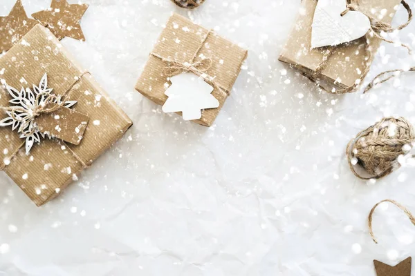 Coffrets Cadeaux Faits Main Noël Sur Fond Froissé Blanc Vue — Photo