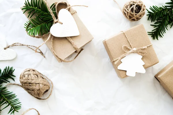Χριστουγεννιάτικο Χειροποίητο Δώρο Κουτιά Λευκό Τσαλακωμένο Φόντο Top View Καλά — Φωτογραφία Αρχείου