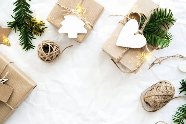 Coffrets Cadeaux Faits Main Noël Sur Fond Froissé Blanc Vue — Photo