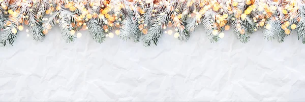しわ白地クリスマス ツリーとクリスマスの背景 — ストック写真