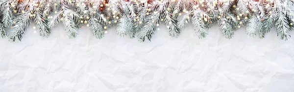 Weihnachten Hintergrund Mit Weihnachtsbaum Auf Weißem Knittergrund — Stockfoto